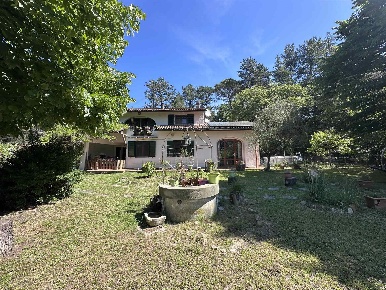 Foto Villa unifamiliare a Sesto Fiorentino Galluzzo di 230 m² con 14 locali