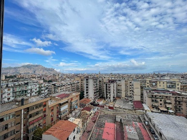 Foto Appartamento a Palermo Zisa di 140 m² con 6 locali in vendita