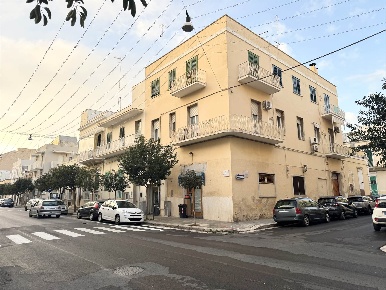 Foto Negozio a Monopoli Centro di 100 m² con 2 locali in affitto