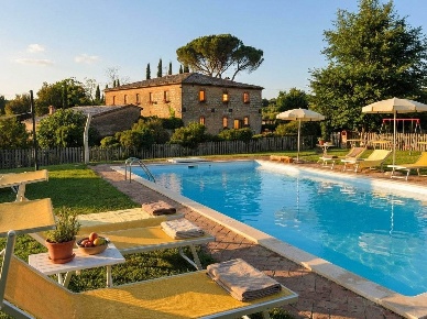 Foto Rustico a Monteroni d'Arbia Centro di 810 m² con 28 locali in vendita