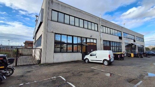 Foto Capannone industriale a Firenze Peretola di 938 m² con 15 locali