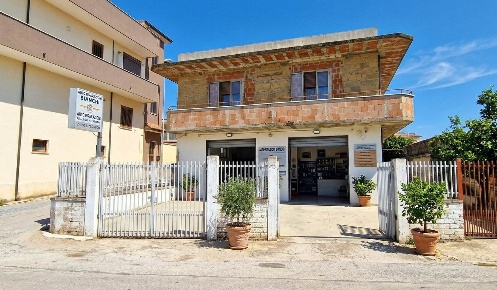 Foto Locale commerciale in VIA PADULE ANGOLO, Mondragone di 120 m²