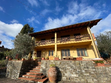 Foto Villa unifamiliare a Vaglia di 300 m² con 10 locali in vendita