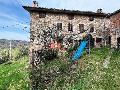 Foto Case semi ndipendenti a San Severino Marche di 78 m² con 5 locali