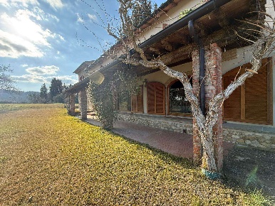 Foto Villa unifamiliare a Montespertoli di 374 m² con 12 locali in vendita
