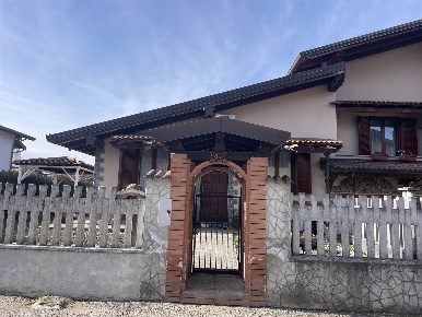 Foto Villa unifamiliare a Mortara Centro di 120 m² con 4 locali in vendita
