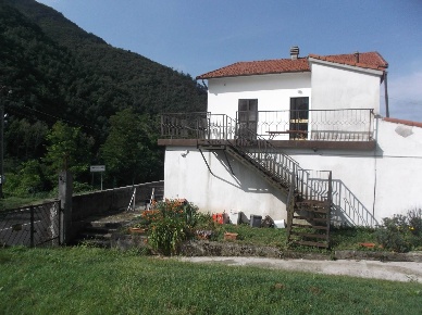 Foto Casa indipendente a Licciana Nardi di 200 m² con 8 locali in vendita