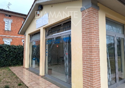 Foto Locale commerciale a Castiglione del Lago Contrada Prati di 70 m²