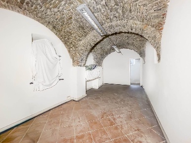 Foto Locale commerciale a Sarzana Centro di 65 m² con 2 locali in affitto