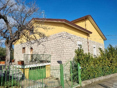 Foto Villa unifamiliare in Via Caponi 41, Montemiletto Caponi di 380 m²