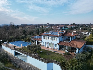 Foto Villa unifamiliare a Moniga del Garda Solarolo di 466 m² con 10 locali