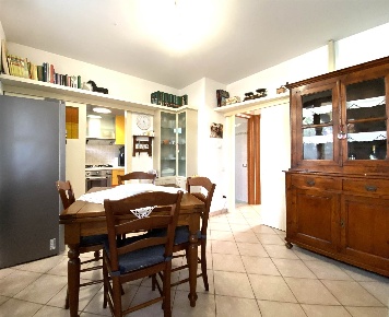 Foto Appartamento a Cecina Cecina Centro di 75 m² con 5 locali in vendita