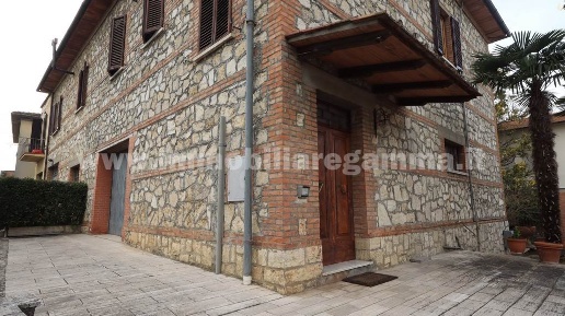 Foto Villa bifamiliare a Sinalunga di 334 m² con 5 locali in vendita