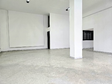 Foto Negozio in Via Sant'Andrea, Baronissi Antessano di 103 m² con 2 locali