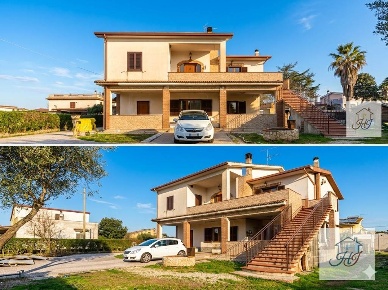 Foto Villa unifamiliare in via esino  16, Aprilia di 260 m² con 10 locali