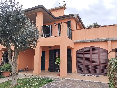 Foto Villa bifamiliare in Via Tolomeo Faccendi  18, Grosseto di 108 m²