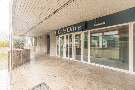 Foto Negozio a Segrate Area Lavanderie, Redecesio di 260 m² con 2 locali