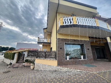 Foto Appartamento a Rocca Imperiale di 133 m² con 8 locali in vendita