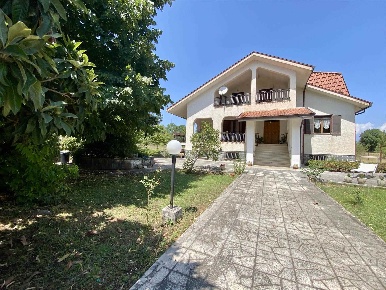 Foto Casa indipendente a Ceprano di 400 m² con 12 locali in vendita