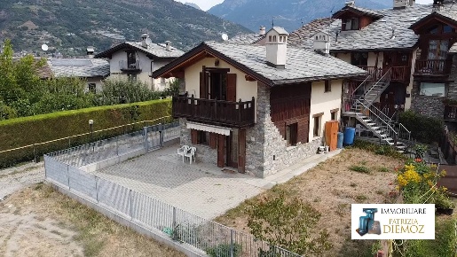 Foto Villa unifamiliare in La Bagne, Gressan Centro di 130 m² con 4 locali