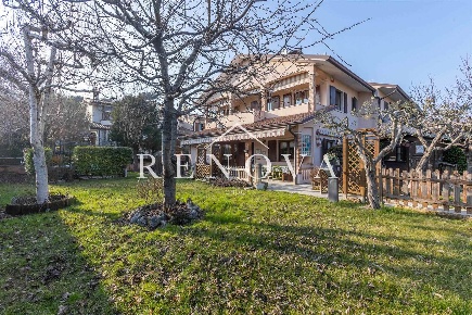 Foto Villa a schiera in Vicolo Peretto 100, Costermano sul Garda di 195 m²