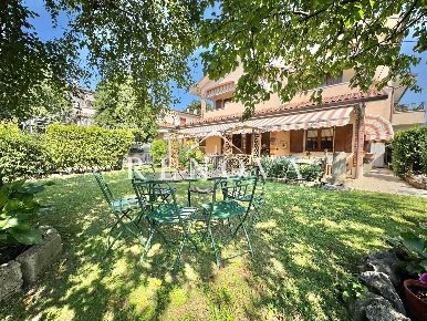 Foto Villa a schiera in Vicolo Peretto 100, Costermano sul Garda di 195 m²
