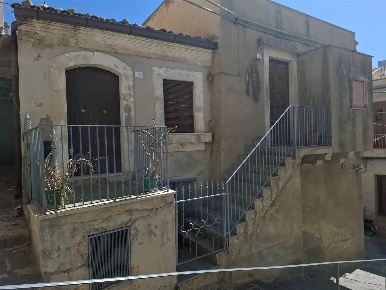 Foto Casa indipendente in Via Spirito Santo 42, Licodia Eubea di 185 m²