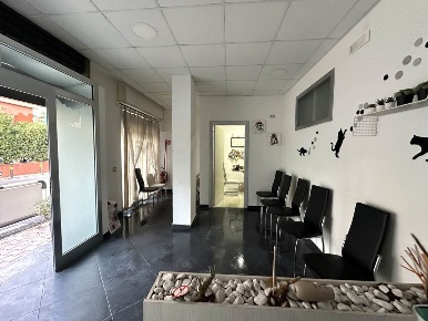 Foto Attività commerciale a Santa Maria Capua Vetere di 80 m² con 5 locali