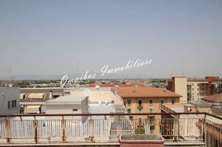 Foto Appartamento a Foggia Stazione di 450 m² con 9 locali in vendita