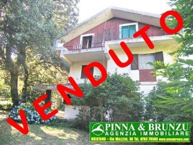 Foto Villa unifamiliare a Santu Lussurgiu Centro di 210 m² con 10 locali