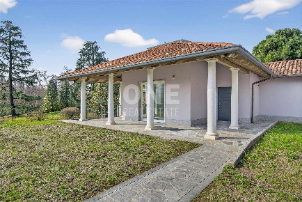 Foto Villa unifamiliare in Via Guglielmo Marconi 10/e, Merate di 190 m²