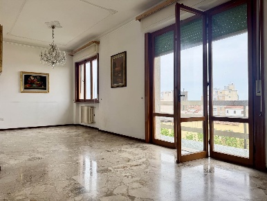 Foto Appartamento a Cecina Cecina Centro di 150 m² con 8 locali in vendita