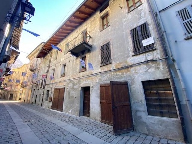 Foto Casa indipendente a Donnas Centro di 100 m² con 5 locali in vendita