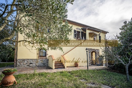 Foto Villa bifamiliare a Santa Luce di 228 m² con 6 locali in vendita