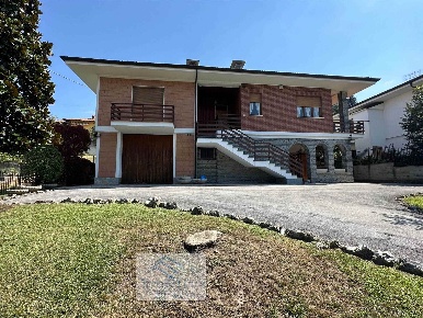 Foto Casa indipendente a Diano d'Alba Ricca di 180 m² con 9 locali