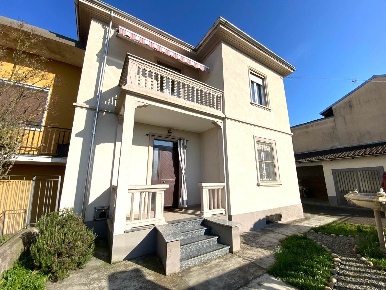 Foto Villa bifamiliare in via Monte san Michele  8, Trino Centro di 145 m²