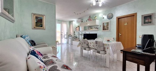 Foto Appartamento a Cecina Cecina Centro di 95 m² con 4 locali in vendita