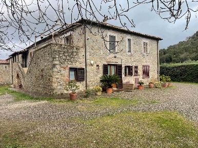 Foto Rustico a Roccastrada di 372 m² con 10 locali in vendita