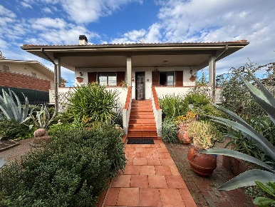 Foto Villa unifamiliare a Grosseto Rispescia di 120 m² con 8 locali