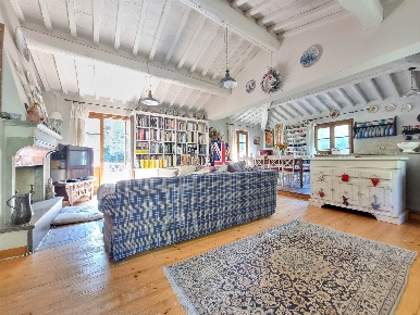 Foto Rustico a Camaiore Camaiore Paese di 110 m² con 6 locali in vendita