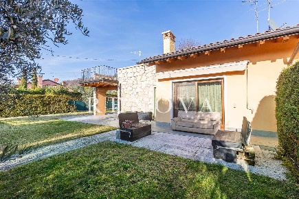 Foto Villa bifamiliare in Via Lionello Fiumi, Cavaion Veronese di 238 m²