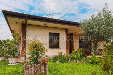 Foto Villa unifamiliare in VIA DELLE BETULLE  12, Busnago di 155 m²