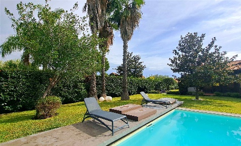 Foto Villa unifamiliare a Viagrande di 396 m² con 9 locali in vendita