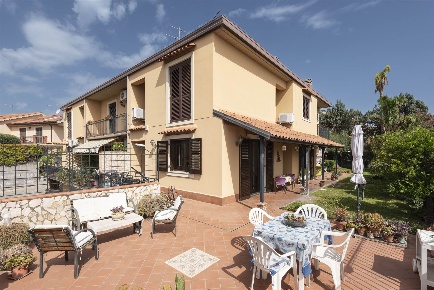 Foto Villa unifamiliare in Via Duca Degli Abruzzi  205, di 224 m²