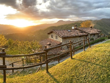 Foto Rustico a Pieve Fosciana di 290 m² con 8 locali in vendita