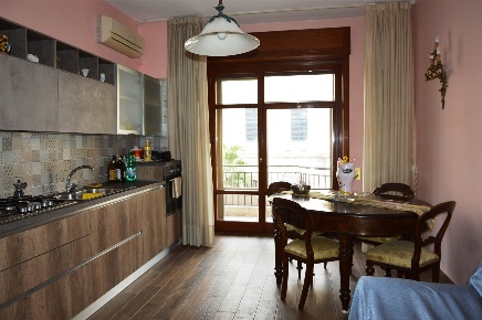 Foto Appartamento in corso garibaldi, Salerno Centro di 85 m² con 3 locali