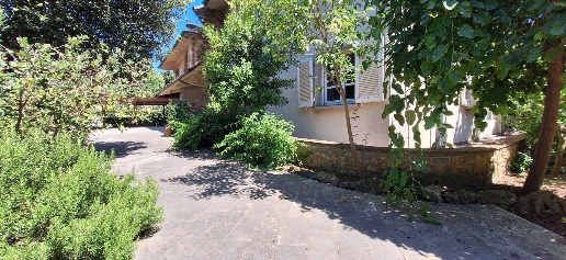 Foto Villa unifamiliare a Cecina Cecina Centro di 400 m² con 10 locali