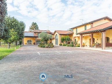 Foto Villa unifamiliare a Rubano Bosco di 536 m² con 9 locali in vendita