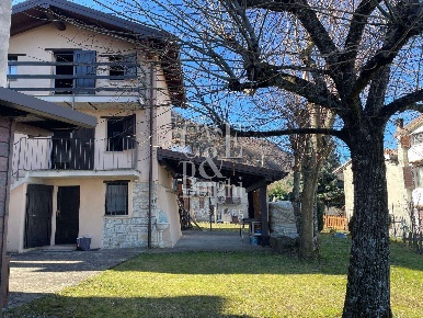 Foto Casa indipendente a Zavattarello di 167 m² con 10 locali in vendita