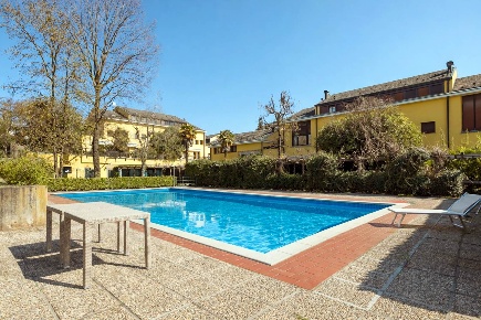 Foto Appartamento in Via Ugo Foscolo  12, Lesmo di 135 m² con 4 locali